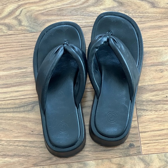 URBAN OUTFITTERS FLIP FLOPS - Picture 1 of 3